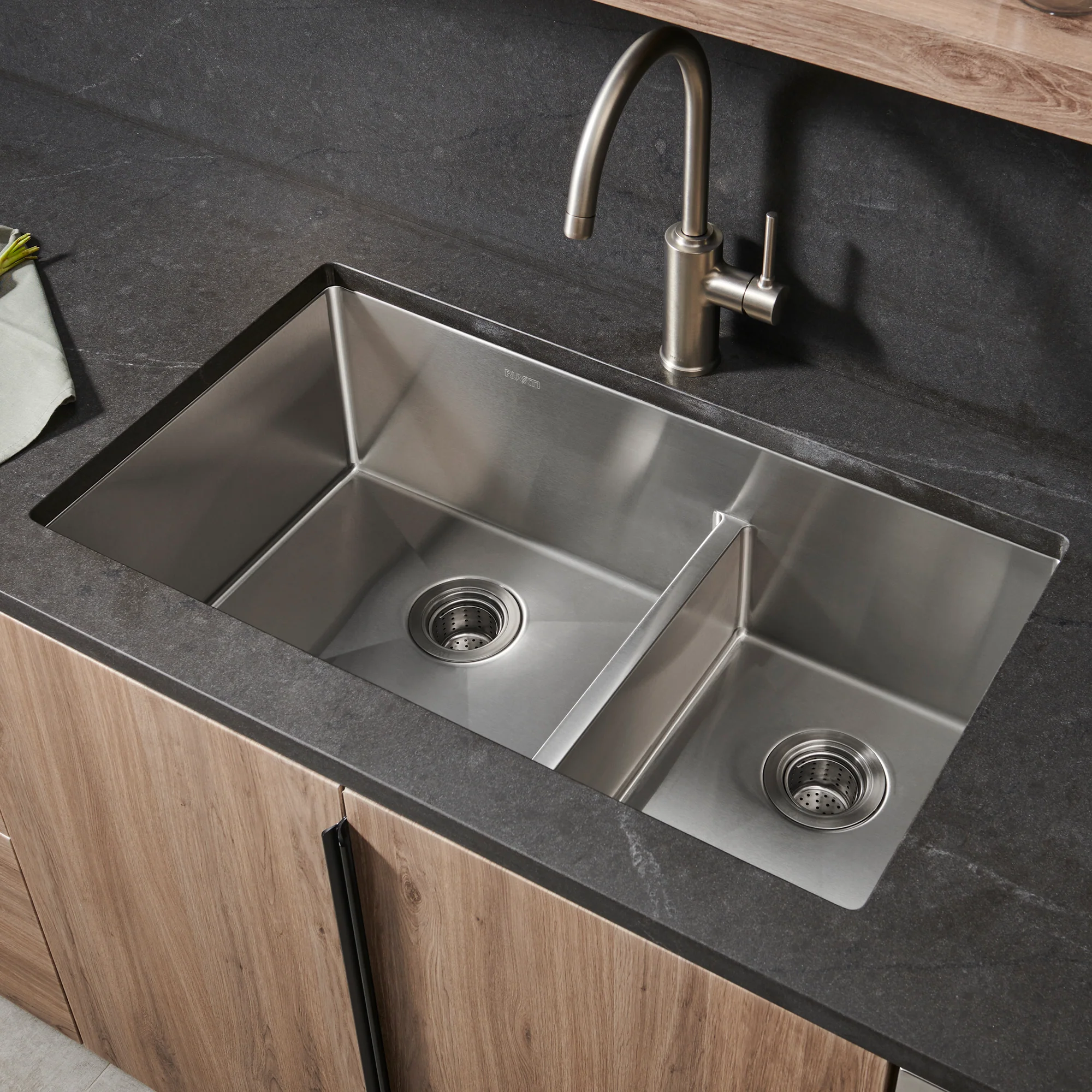 30-'' Low-Divide Undermount Rounded Corners 60/40 Double Bowl 16 Gauge Stainless Steel Kitchen Sink