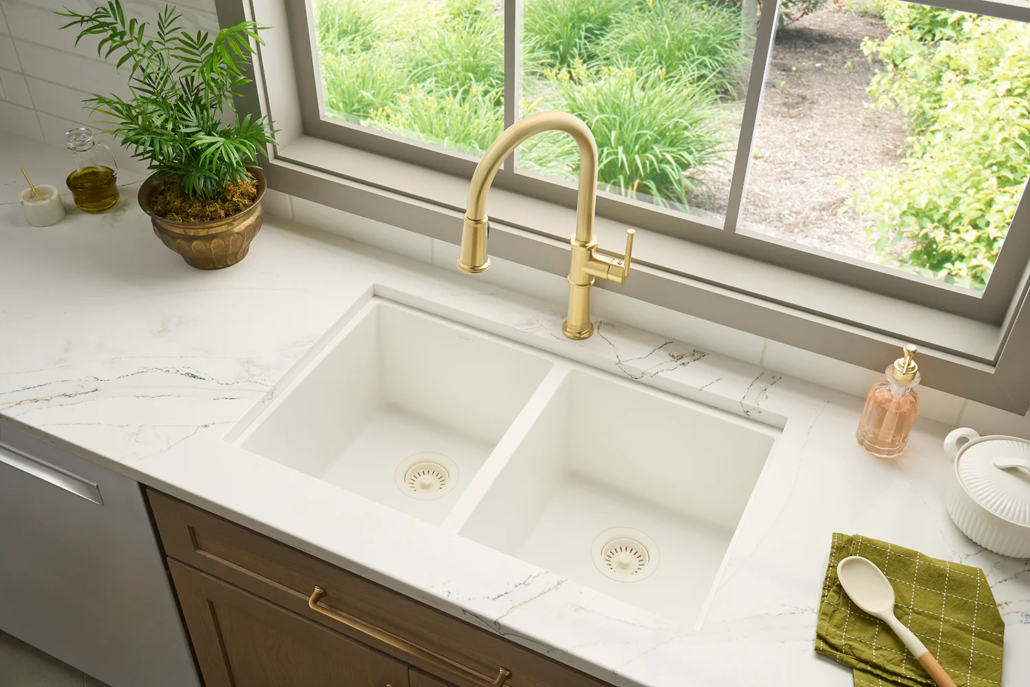 Idris Single Handle Pull Down Kitchen Faucet with Sprayer in Brushed Gold - RVF1239SG - Image 3